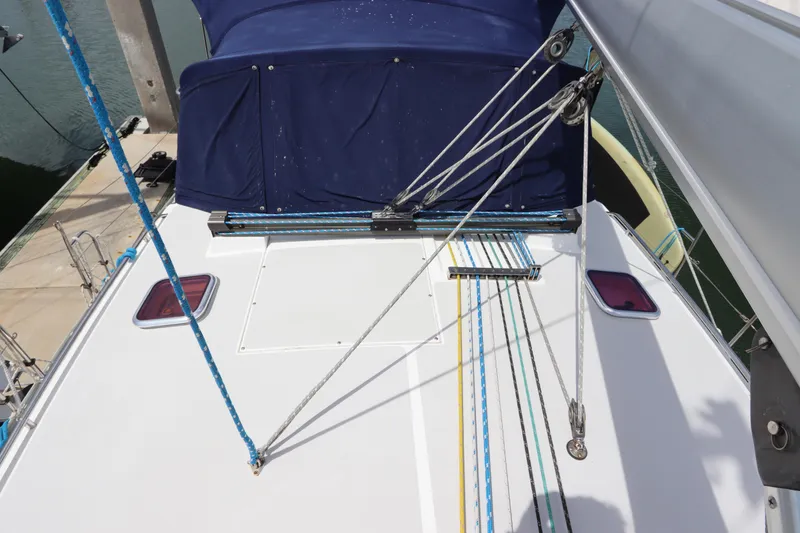 Slide: The Image of Bow view of 2007 Catalina Morgan 440 sailboat docked at marina. - 11