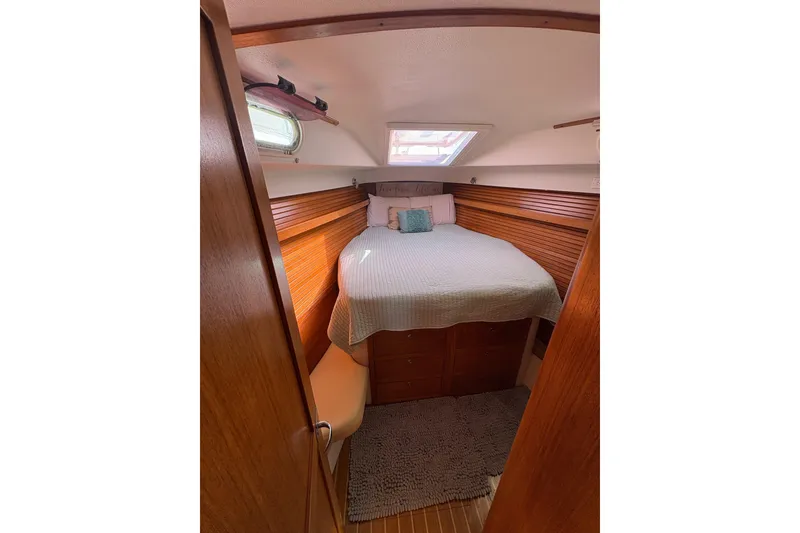 Slide: The Image of Catalina Morgan 440 sailboat deck, 2007 model, with rigging and marina background. - 13