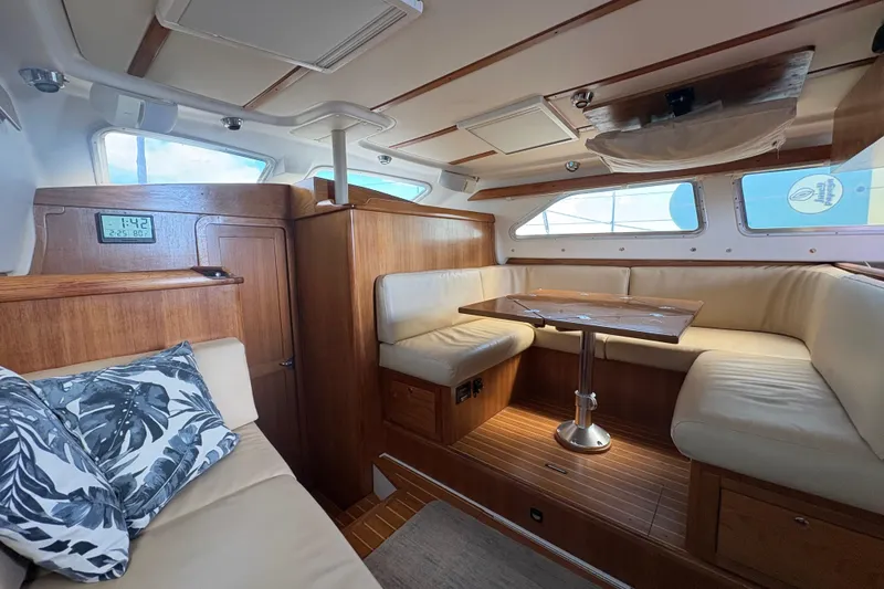 Slide: The Image of Sailing ropes and winch on 2007 Catalina Morgan 440 yacht deck. - 18