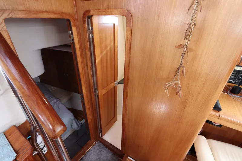 Slide: The Image of 2007 Catalina Morgan 440 yacht deck with seating and water view. - 23