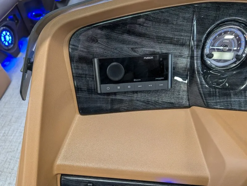 Slide: The Image of Tahoe LTZ 300HP QLS 2385 Tritoon 2026 - 11