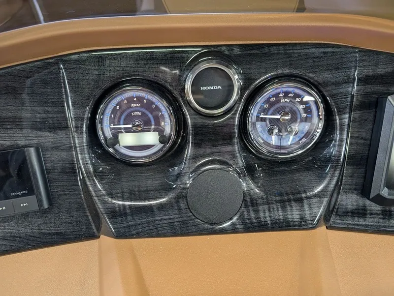 Slide: The Image of Tahoe LTZ 300HP QLS 2385 Tritoon 2026 - 13