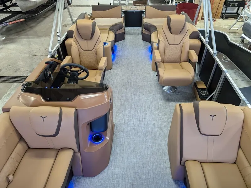 Slide: The Image of Tahoe LTZ 300HP QLS 2385 Tritoon 2026 - 16