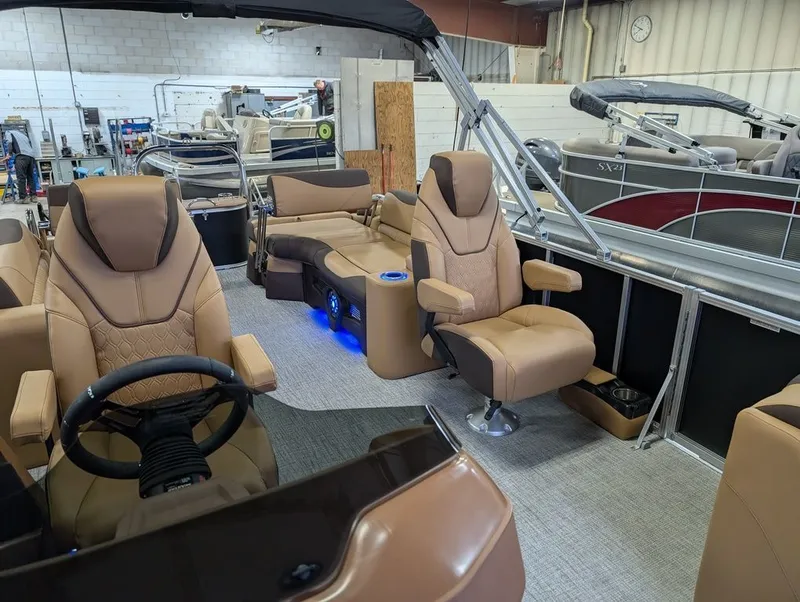 Slide: The Image of Tahoe LTZ 300HP QLS 2385 Tritoon 2026 - 18