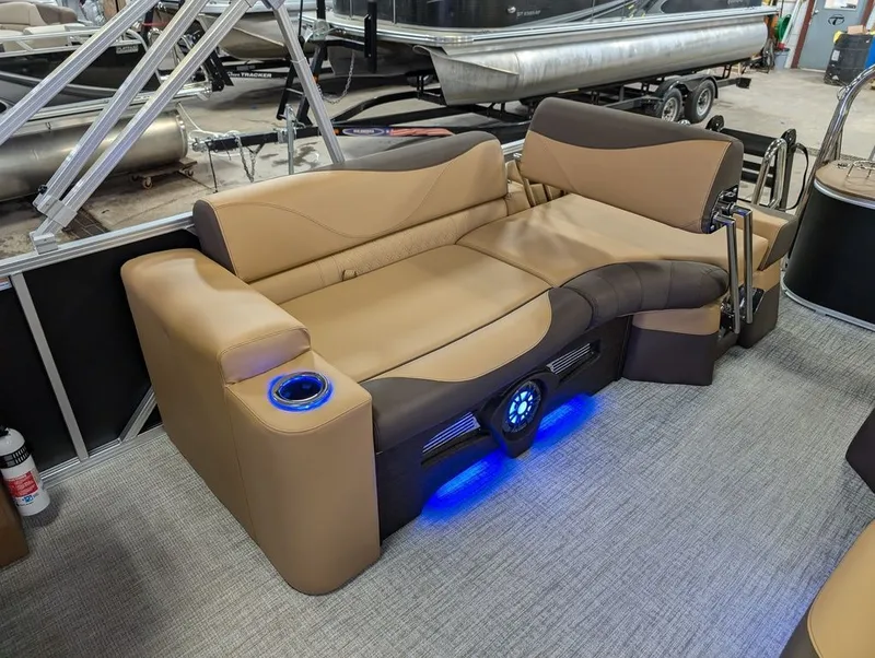 Slide: The Image of Tahoe LTZ 300HP QLS 2385 Tritoon 2026 - 19