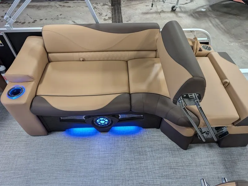 Slide: The Image of Tahoe LTZ 300HP QLS 2385 Tritoon 2026 - 22