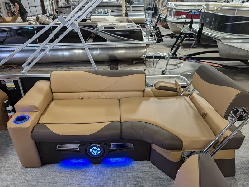 Slide: The Image of Tahoe LTZ 300HP QLS 2385 Tritoon 2026 - 23