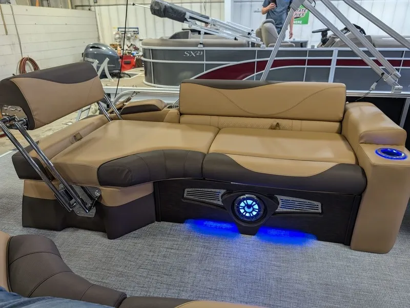 Slide: The Image of Tahoe LTZ 300HP QLS 2385 Tritoon 2026 - 25