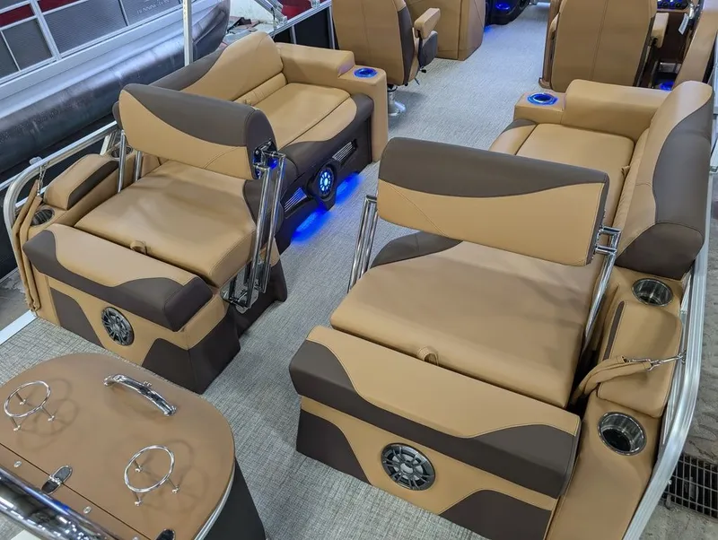 Slide: The Image of Tahoe LTZ 300HP QLS 2385 Tritoon 2026 - 26