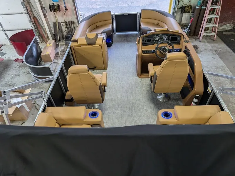 Slide: The Image of Tahoe LTZ 300HP QLS 2385 Tritoon 2026 - 27