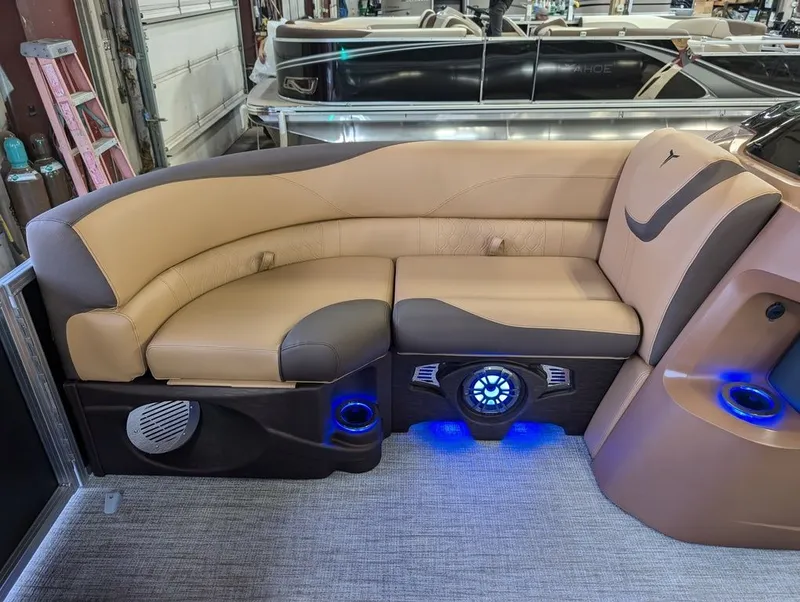 Slide: The Image of Tahoe LTZ 300HP QLS 2385 Tritoon 2026 - 3