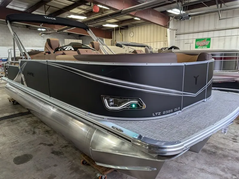 Slide: The Image of Tahoe LTZ 300HP QLS 2385 Tritoon 2026 - 32