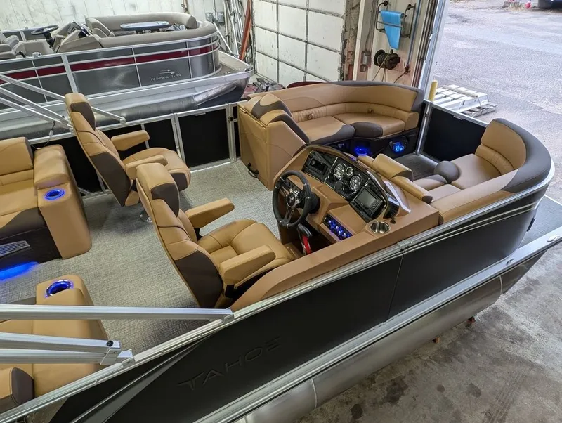 Slide: The Image of Tahoe LTZ 300HP QLS 2385 Tritoon 2026 - 37