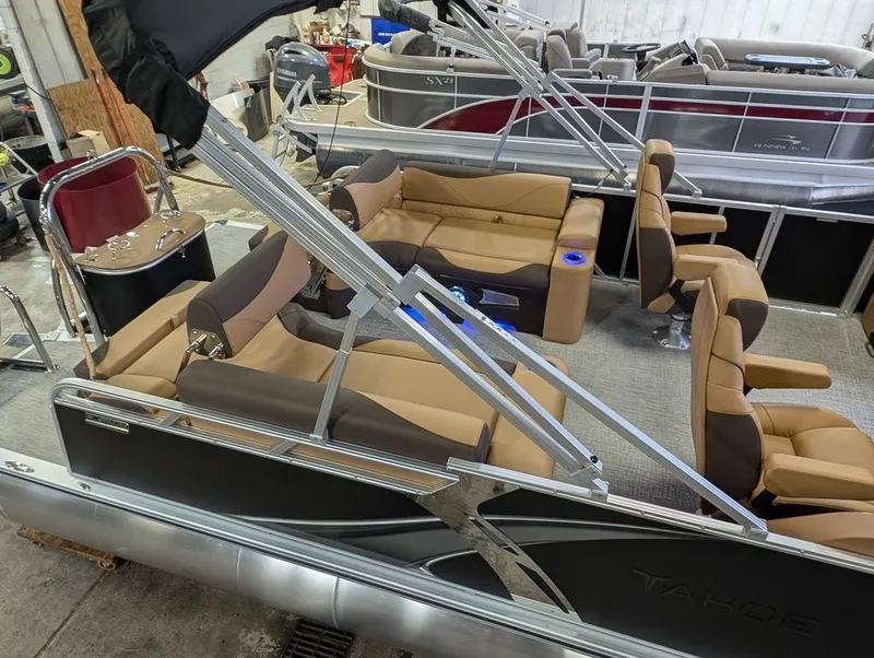 Slide: The Image of Tahoe LTZ 300HP QLS 2385 Tritoon 2026 - 38