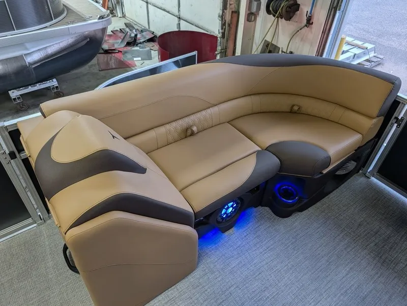 Slide: The Image of Tahoe LTZ 300HP QLS 2385 Tritoon 2026 - 5