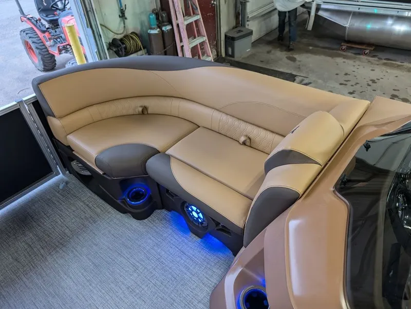 Slide: The Image of Tahoe LTZ 300HP QLS 2385 Tritoon 2026 - 6