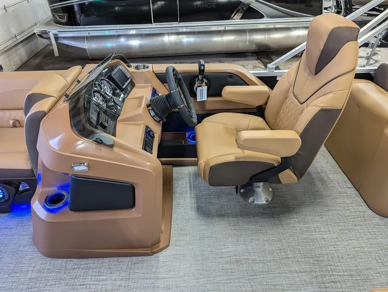 Slide: The Image of Tahoe LTZ 300HP QLS 2385 Tritoon 2026 - 8