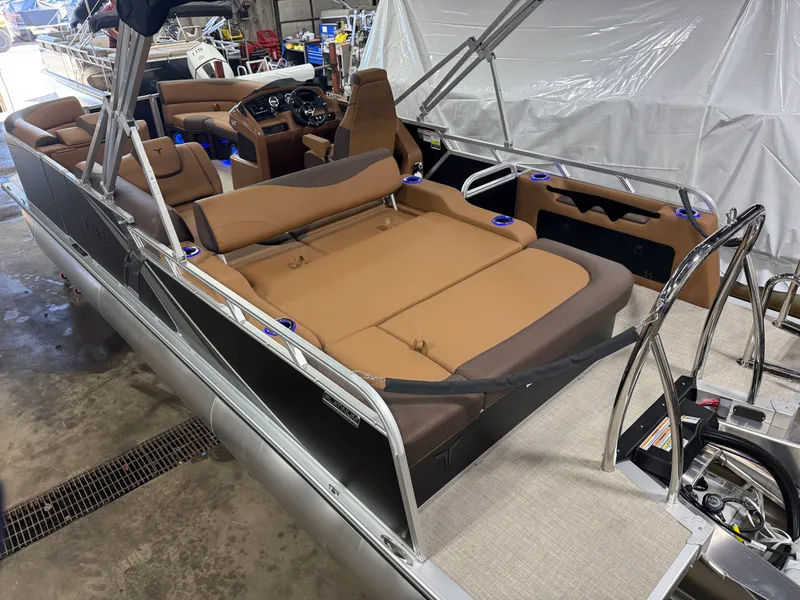 The Image of Tahoe LTZ 300HP VRB 2385 Swingback Tritoon 2026 - 1