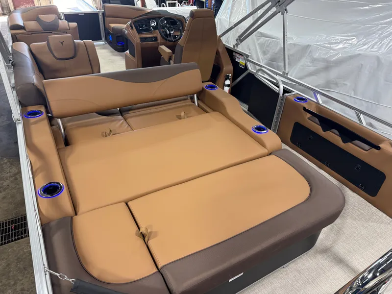 Slide: The Image of Tahoe LTZ 300HP VRB 2385 Swingback Tritoon 2026 - 23