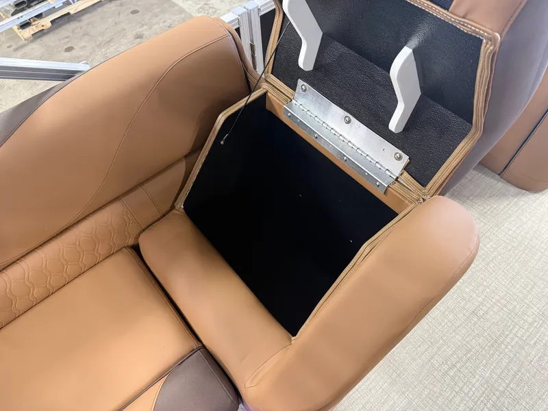 Slide: The Image of Tahoe LTZ 300HP VRB 2385 Swingback Tritoon 2026 - 28