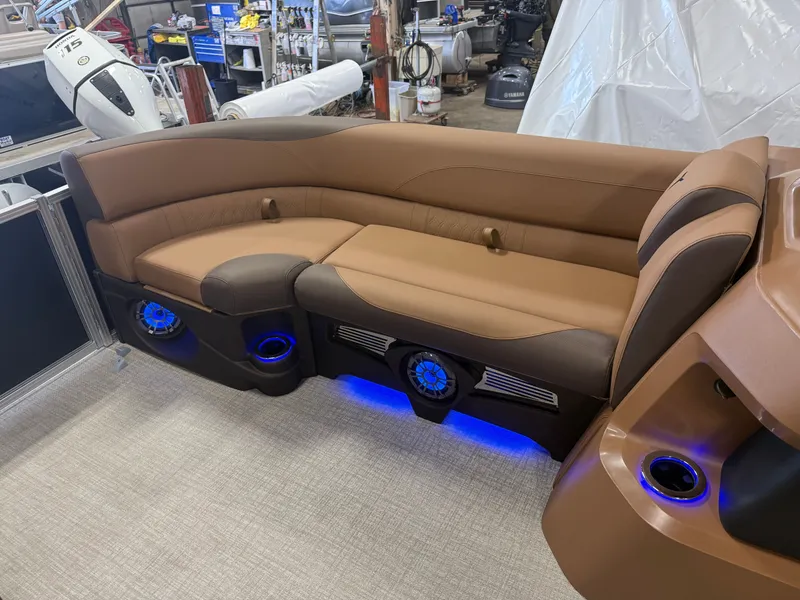 Slide: The Image of Tahoe LTZ 300HP VRB 2385 Swingback Tritoon 2026 - 30