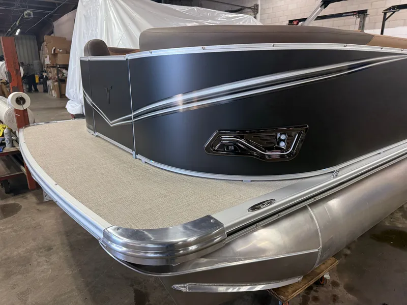 Slide: The Image of Tahoe LTZ 300HP VRB 2385 Swingback Tritoon 2026 - 40