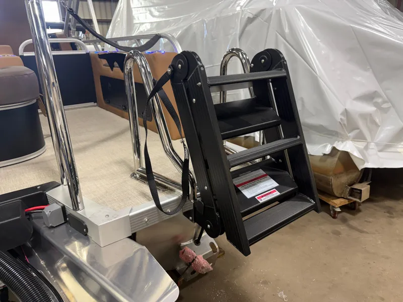 Slide: The Image of Tahoe LTZ 300HP VRB 2385 Swingback Tritoon 2026 - 49