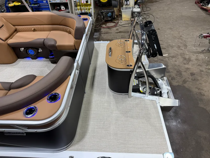 Slide: The Image of Tahoe LTZ 300HP Quad Lounge 2385 Tritoon 2026 - 5