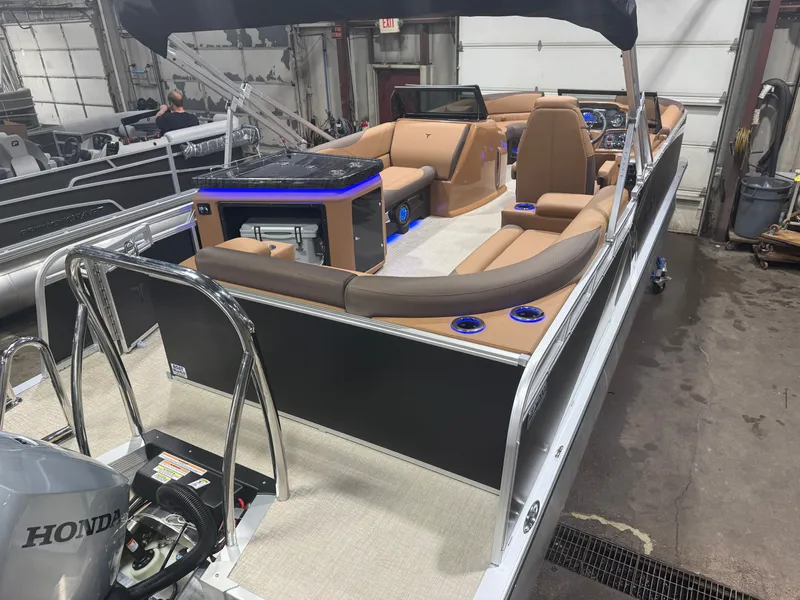The Image of Tahoe LTZ 300HP Elite Windshield 2385 Tritoon 2026 - 1