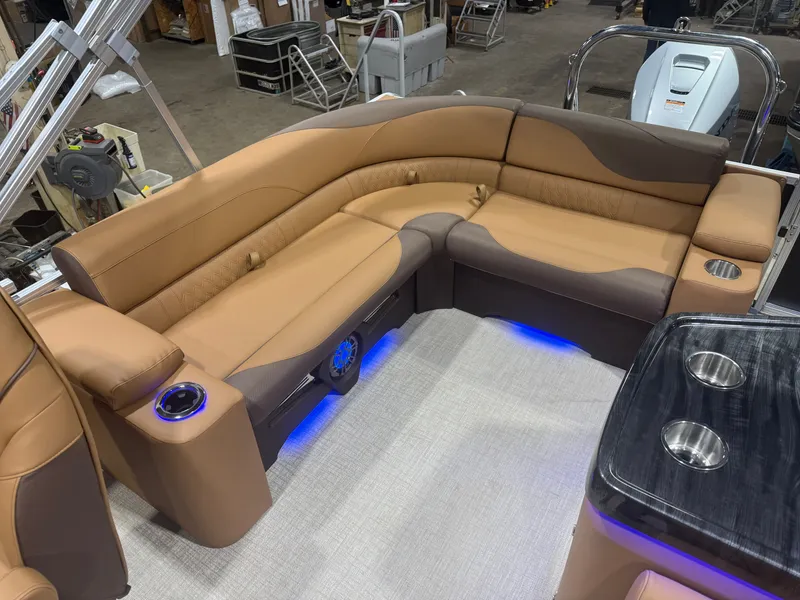 Slide: The Image of Tahoe LTZ 300HP Elite Windshield 2385 Tritoon 2026 - 19