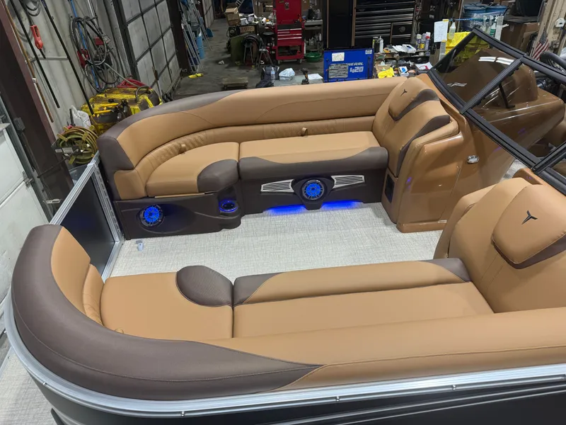 Slide: The Image of Tahoe LTZ 300HP Elite Windshield 2385 Tritoon 2026 - 3