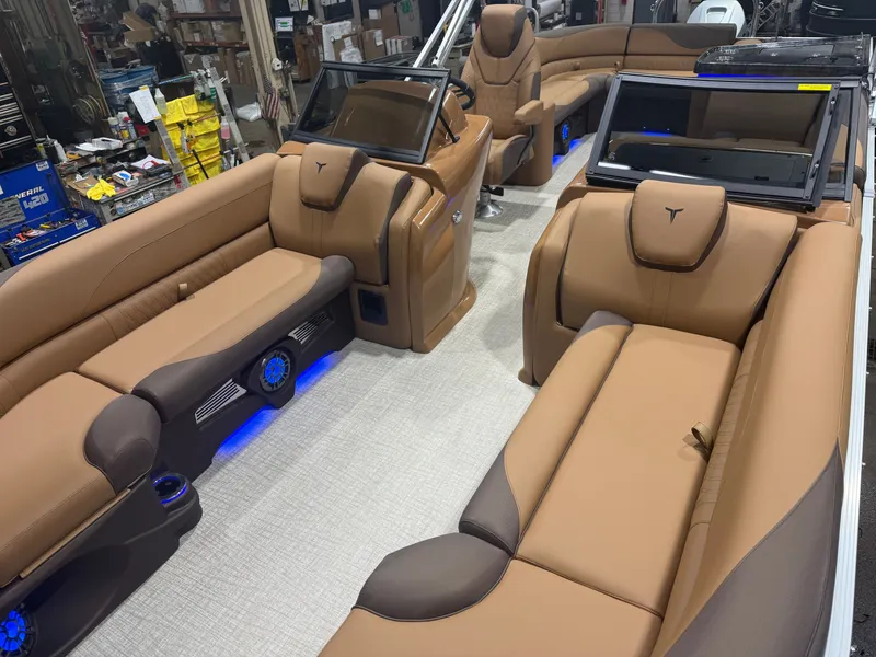 Slide: The Image of Tahoe LTZ 300HP Elite Windshield 2385 Tritoon 2026 - 33