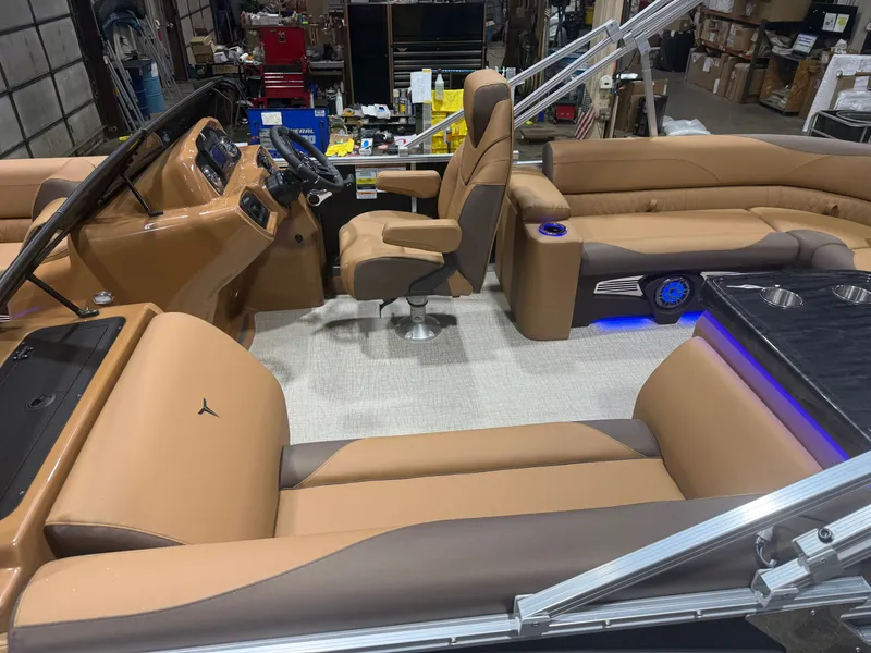 Slide: The Image of Tahoe LTZ 300HP Elite Windshield 2385 Tritoon 2026 - 5