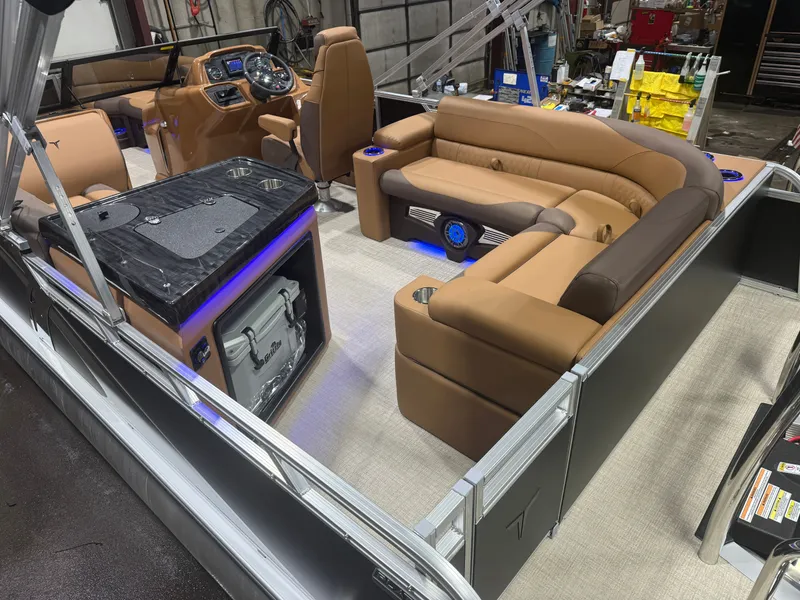 Slide: The Image of Tahoe LTZ 300HP Elite Windshield 2385 Tritoon 2026 - 7