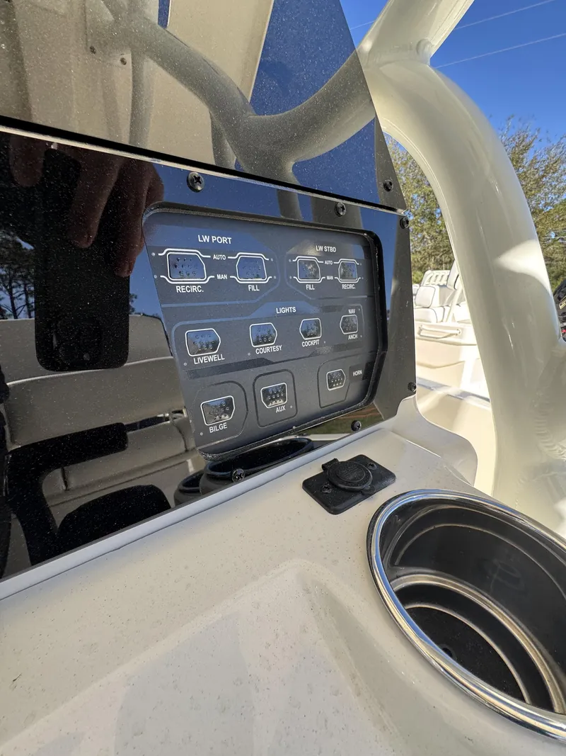 Slide: The Image of Skeeter SX2350 2026 - 13