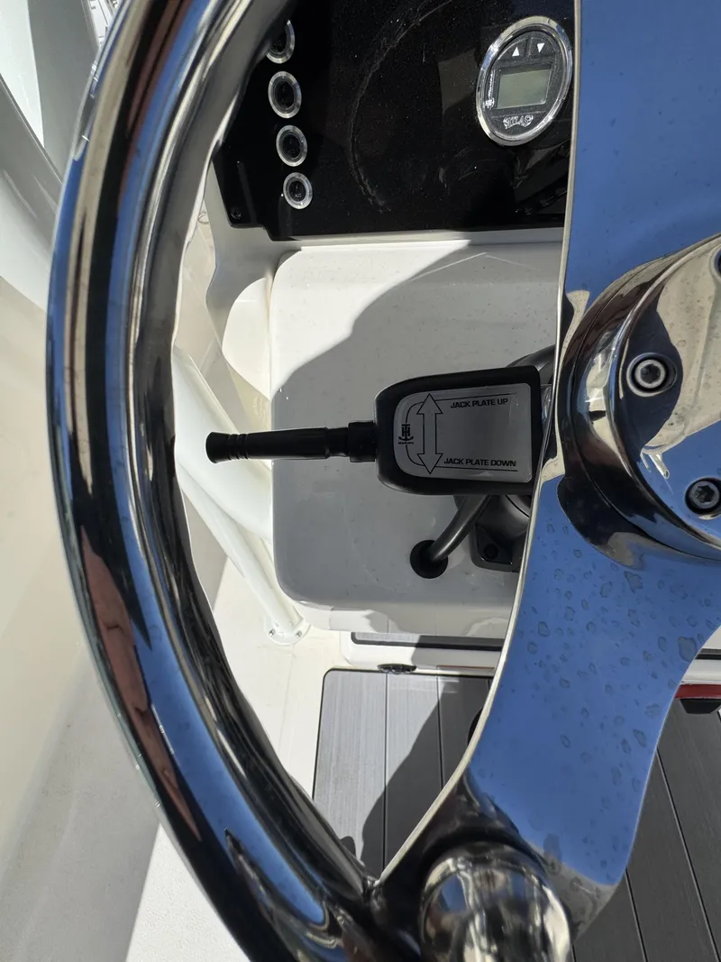 Slide: The Image of Skeeter SX2350 2026 - 14