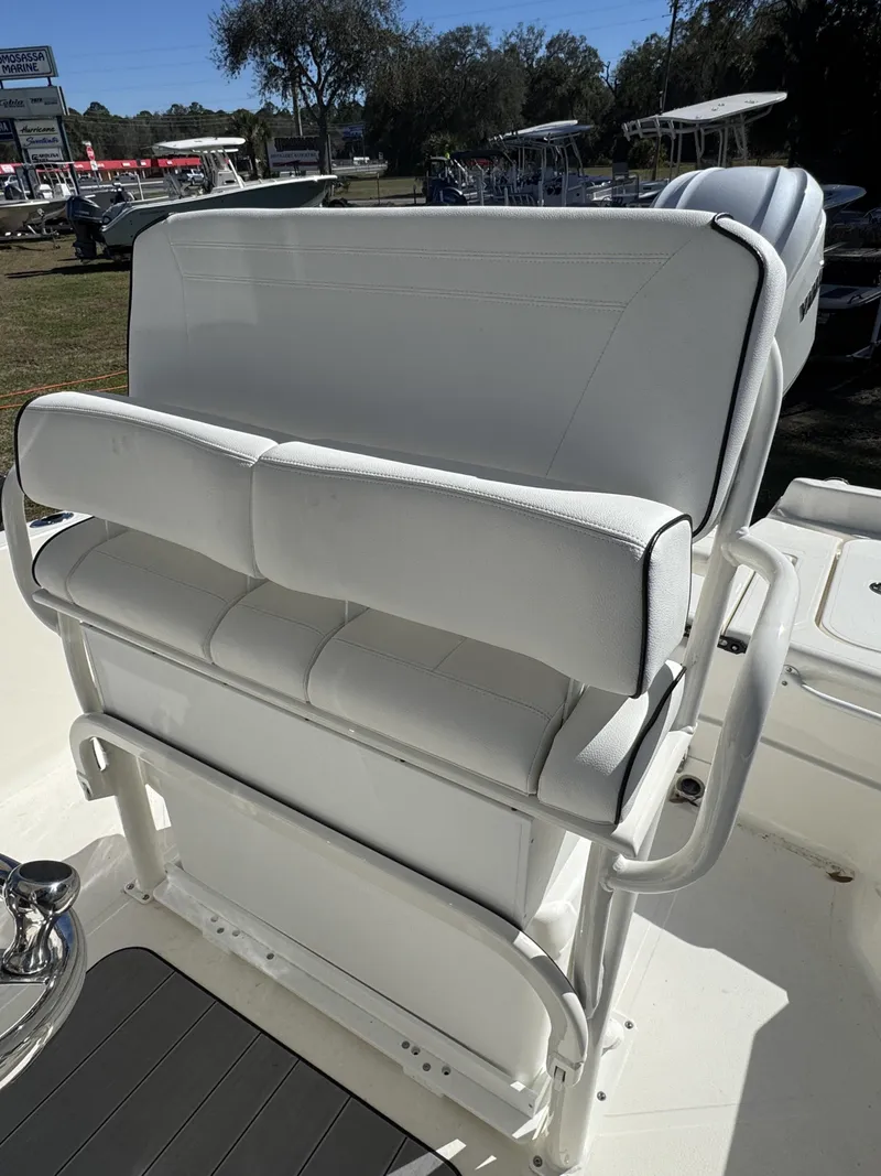 Slide: The Image of Skeeter SX2350 2026 - 15