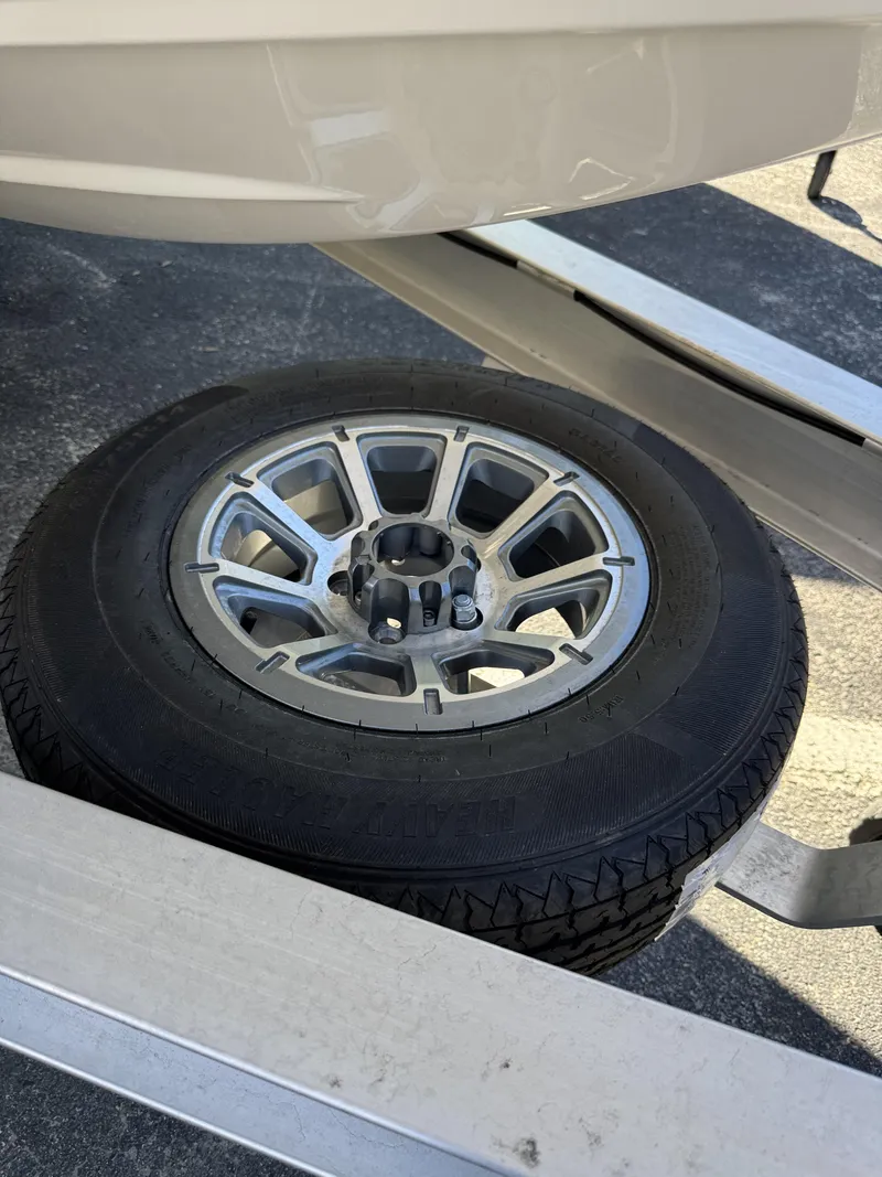 Slide: The Image of Skeeter SX2350 2026 - 22