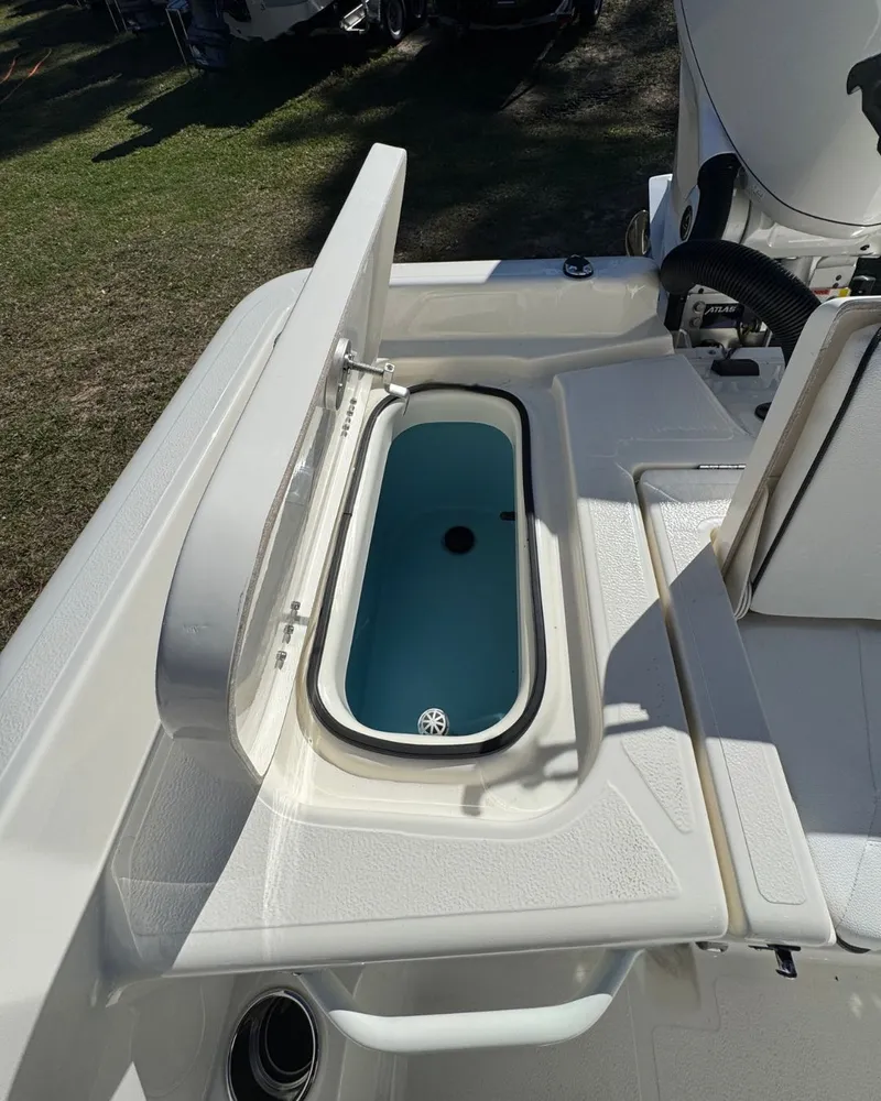 Slide: The Image of Skeeter SX2350 2026 - 26