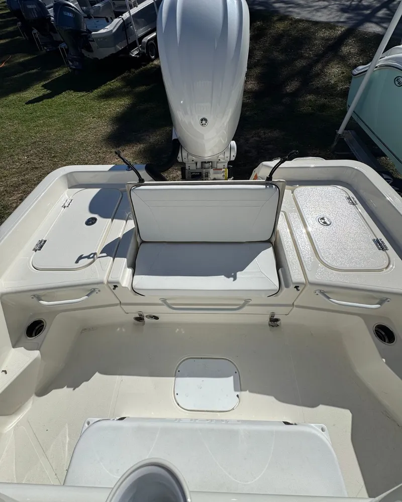 Slide: The Image of Skeeter SX2350 2026 - 27