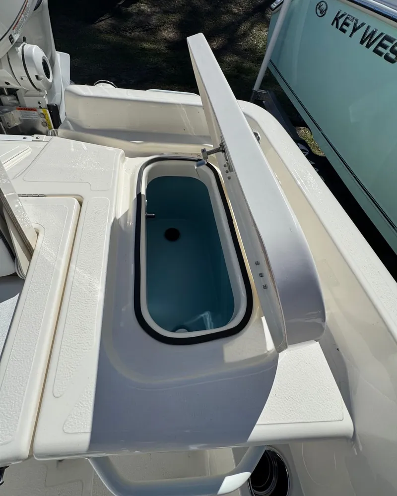 Slide: The Image of Skeeter SX2350 2026 - 28