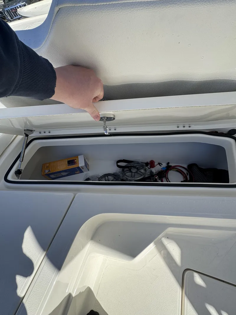 Slide: The Image of Skeeter SX2350 2026 - 40