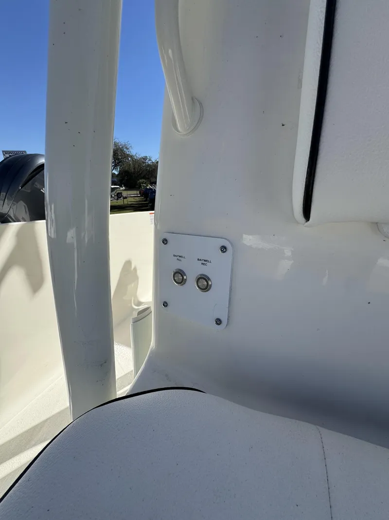 Slide: The Image of Skeeter SX2350 2026 - 9