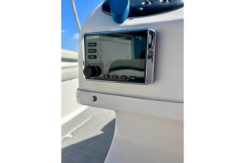 Slide: The Image of Kicker media center on 2018 Starcraft 2000 OB Limited boat dashboard. - 26