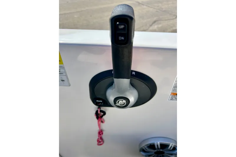 Slide: The Image of Control lever of a 2018 Starcraft 2000 OB Limited boat. - 29