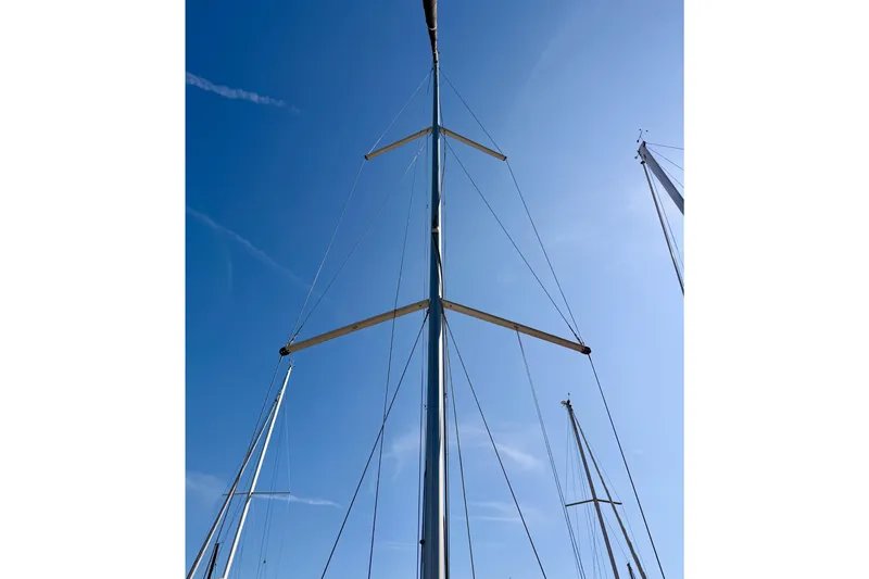 Slide: The Image of Mast of 2023 Beneteau First 36 sailboat against clear blue sky. - 32