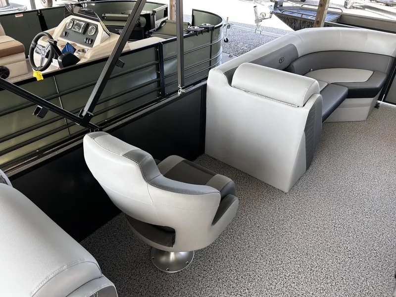 Slide: The Image of Veranda Vista View Series X22RC TRITOON-150HP 2026 - 6