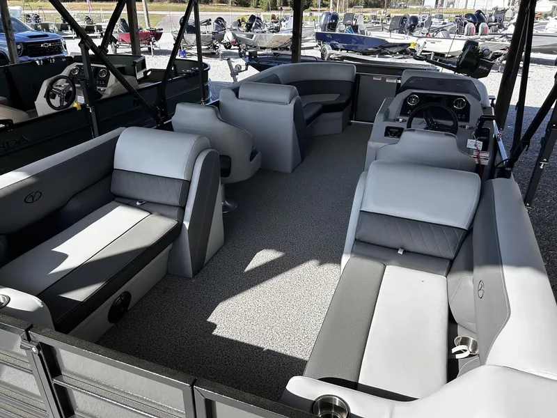 Slide: The Image of Veranda Vista View Series X22RC TRITOON-150HP 2026 - 8