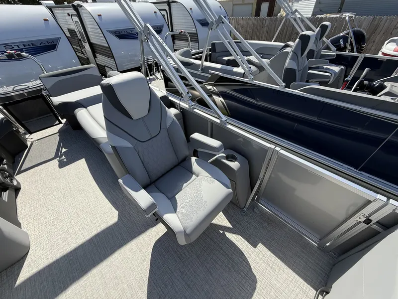 Slide: The Image of Avalon LSZ 25 QUAD LOUNGER-TRITOON 200HP 2026 - 8