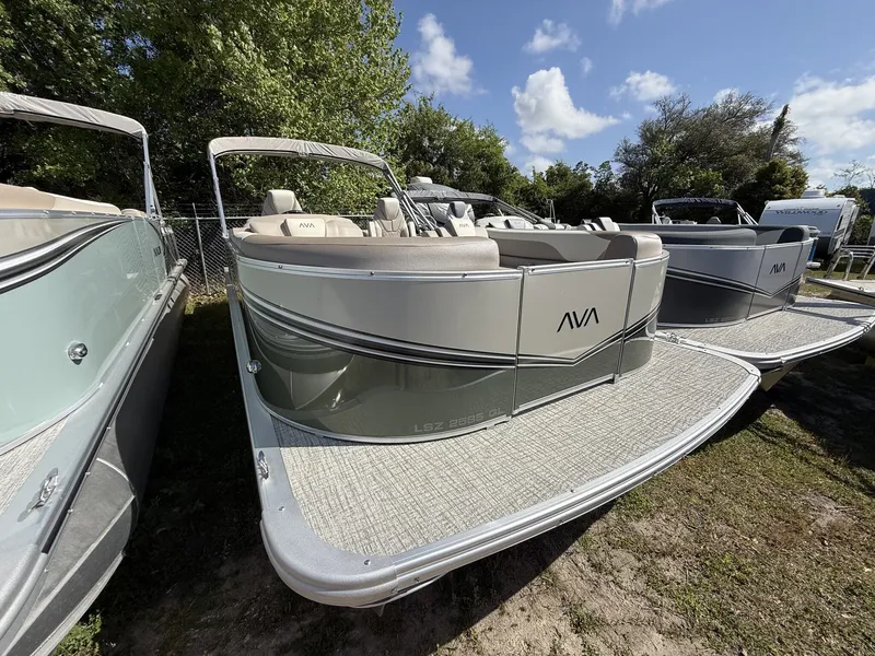 The Image of Avalon LSZ 25 QUAD LOUNGER-TRITOON 200HP 2026 - 1